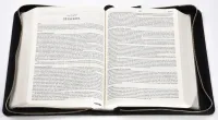 Bible d'étude MacArthur avec étui en cuir véritable - Étui en cuir véritable légèrement grainé...