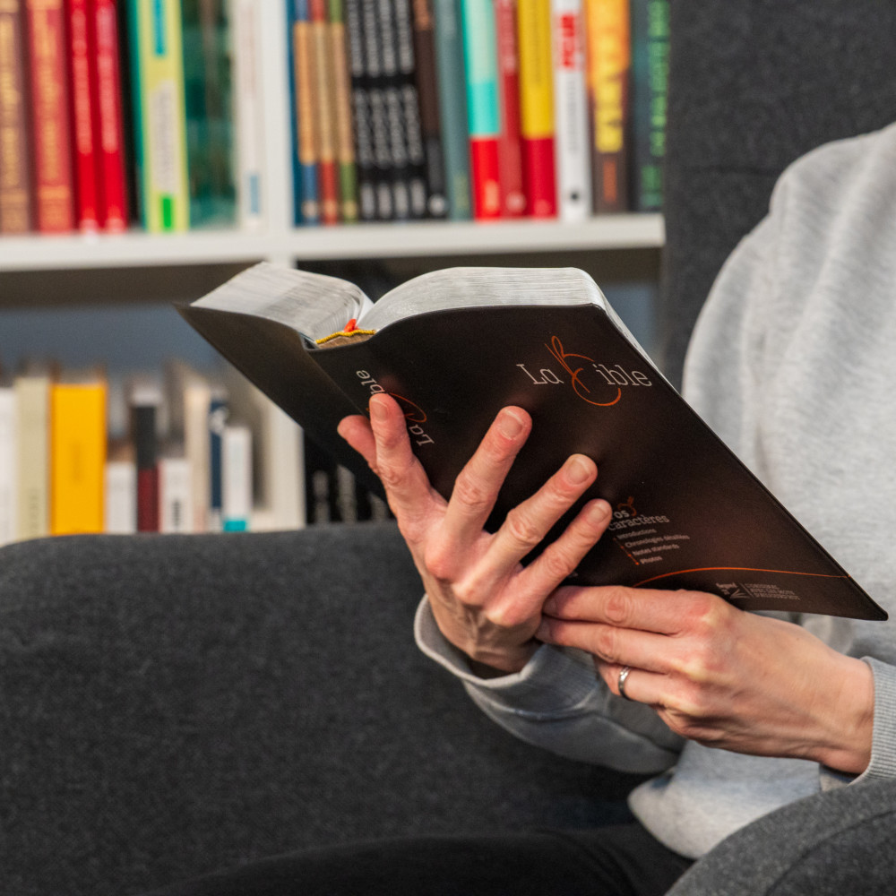 Bible Segond 21, gros caractères - couverture souple noire en fibrocuir, tranche argentée