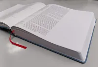 NGÜ Neues Testament - Journaling-Ausgabe, gebunden blau mit Gummiband NGÜ Neues Testament - Journaling-Ausgabe, gebunden blau mit Gummiband