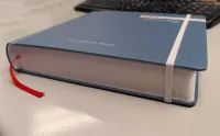 NGÜ Neues Testament - Journaling-Ausgabe, gebunden blau mit Gummiband NGÜ Neues Testament - Journaling-Ausgabe, gebunden blau mit Gummiband